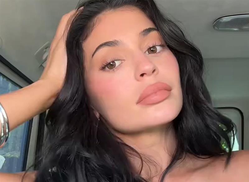 <Kylie’s Peachy Glow Look>|<KL039>